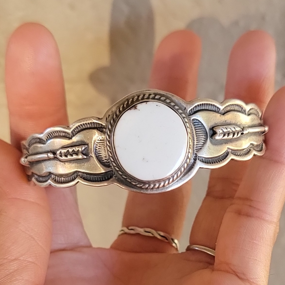 Absolutely stunning Native American Diné Navajo Russell Sam signed white buffalo